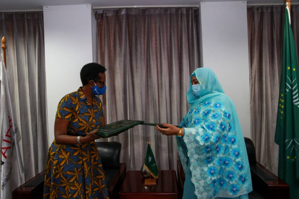 Winnie Byanyima, UNAIDS Executive Director, and Amira Elfadil Mohammed Elfadil, Commissioner for the Department of Health, Humanitarian Affairs and Social Development, African Union (centre) sign a MoU in Addis Ababa, Ethiopia, 16 March 2021
